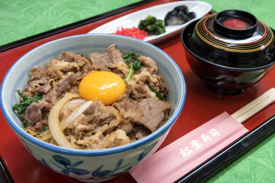 松葉寿司の卵黄をのせた牛丼