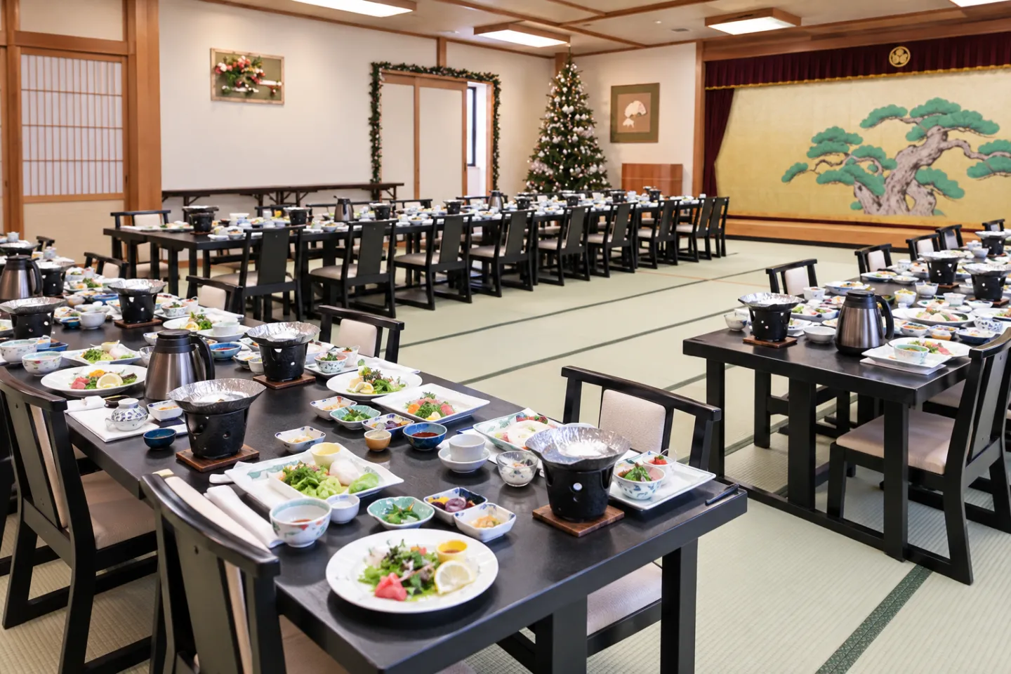 松葉寿司の料理を並べた宴会場