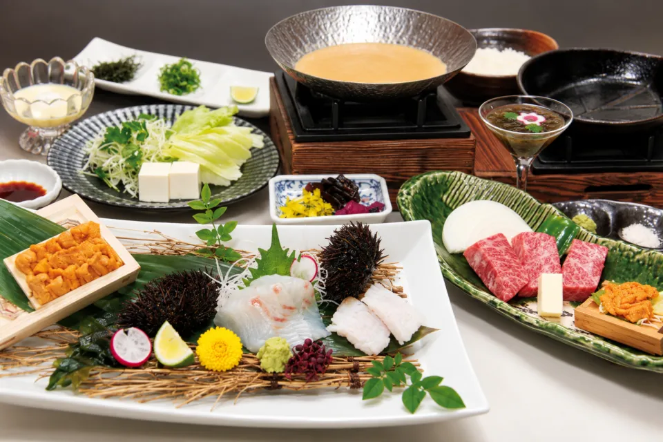 松葉寿司の刺身と牛肉を組み合わせた会席料理