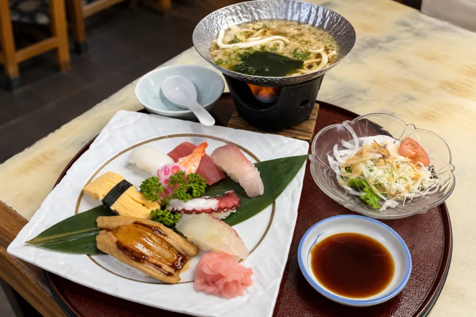 松葉寿司のにぎり寿司と温かいうどん