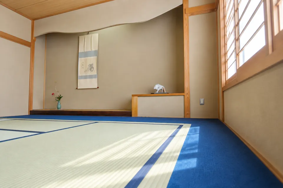 松葉寿司の床の間のある畳の和室