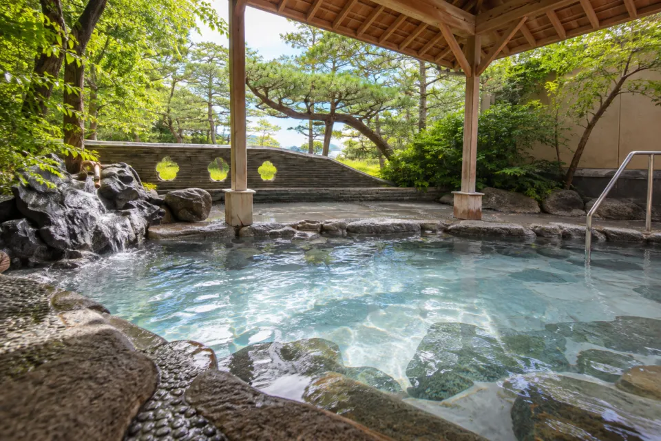 松島佐勘 松庵の木々に囲まれた岩造りの露天風呂