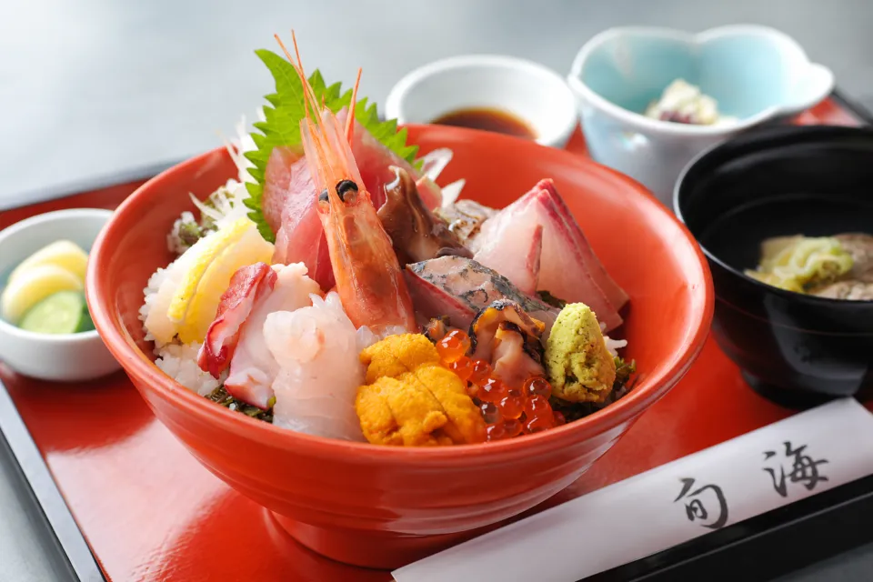 かきと海鮮料理 旬海の魚介を盛り付けた海鮮丼