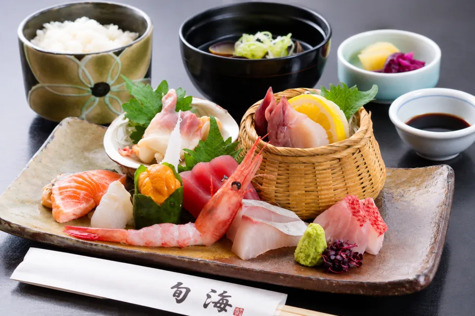 かきと海鮮料理 旬海の刺身にご飯と汁物を添えた刺身定食