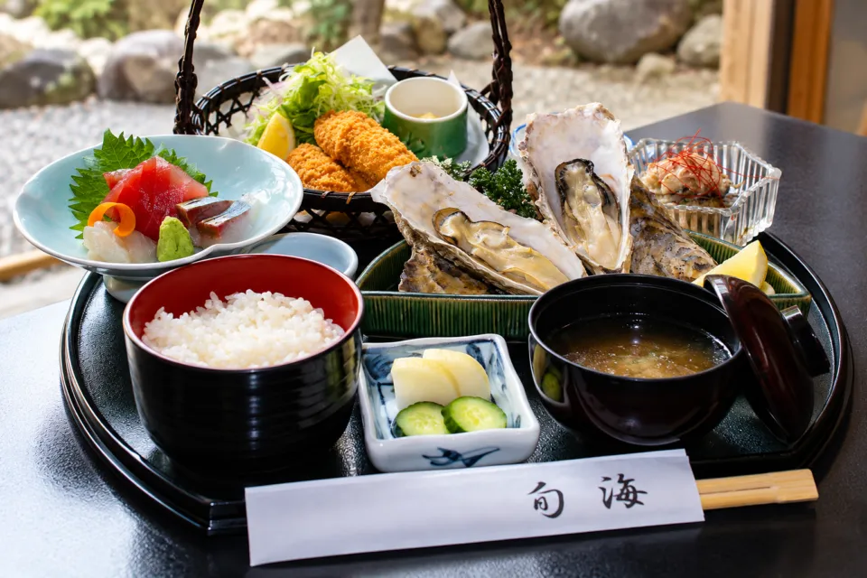 かきと海鮮料理 旬海の刺身と牡蠣料理を揃えた旬海膳