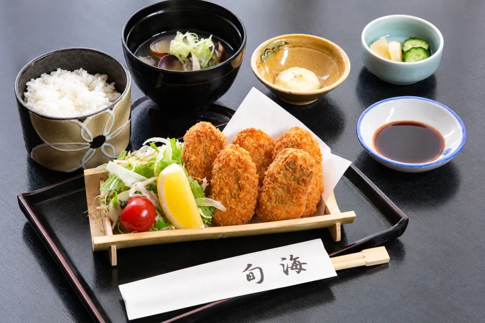 かきと海鮮料理 旬海の牡蠣フライにご飯と汁物を添えた定食
