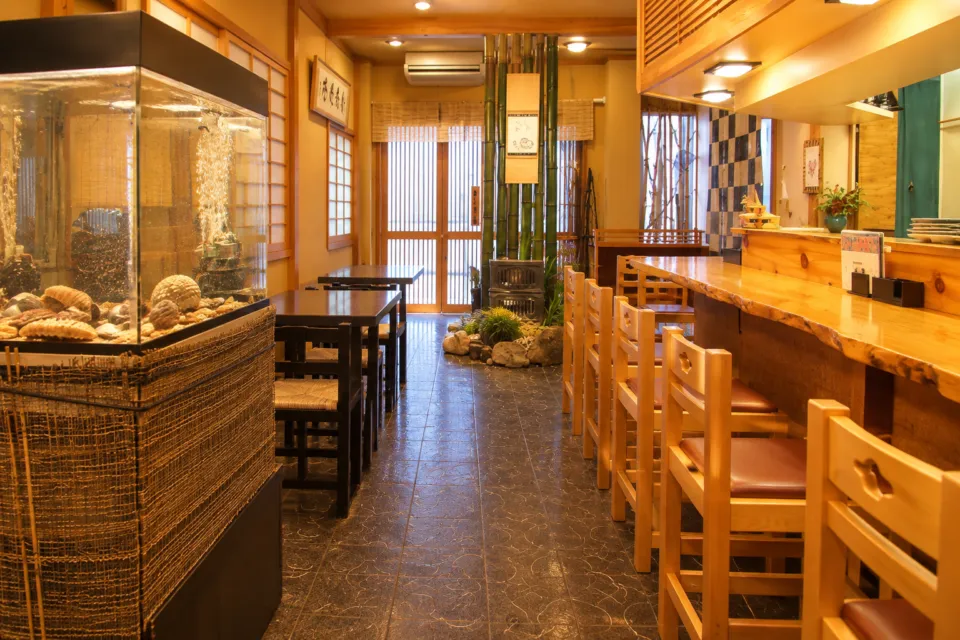 かきと海鮮料理 旬海の水槽とカウンターが見える店内