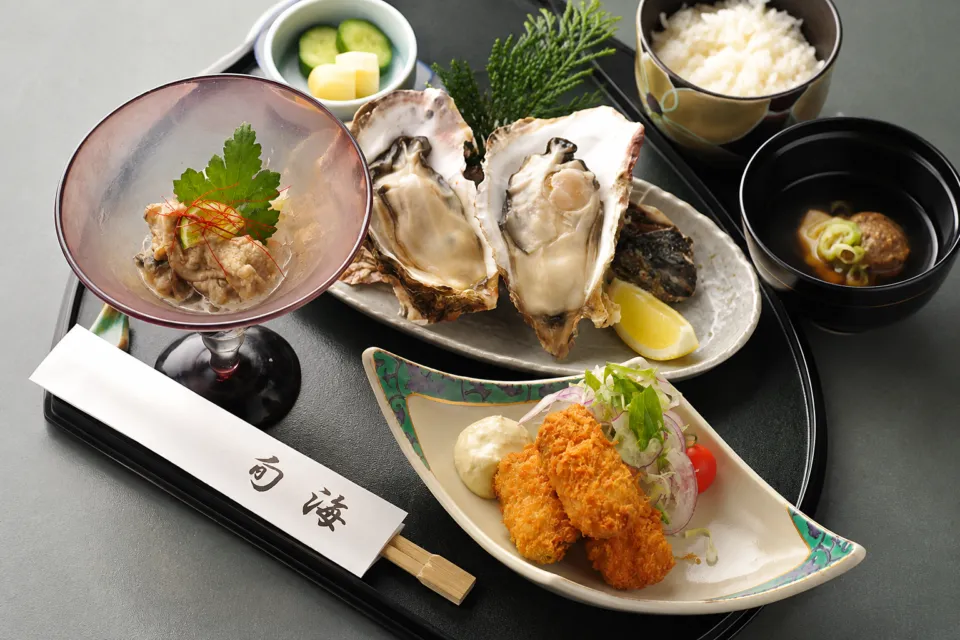 かきと海鮮料理 旬海の焼き牡蠣や牡蠣フライを揃えた牡蠣膳