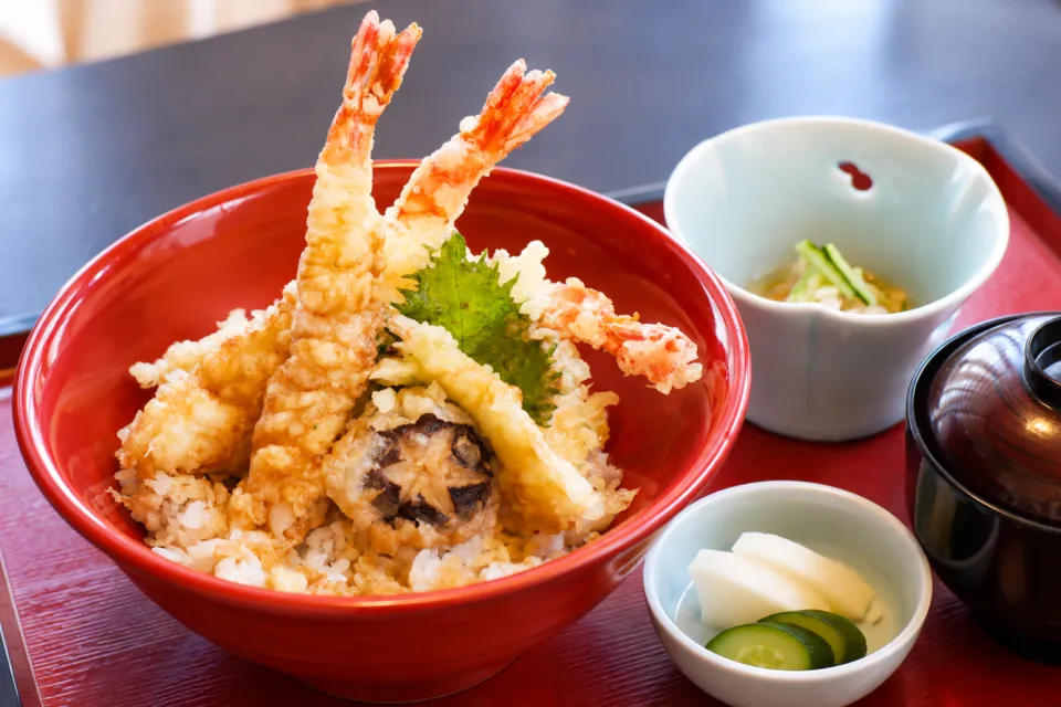 かきと海鮮料理 旬海の海老天丼と汁物、漬物