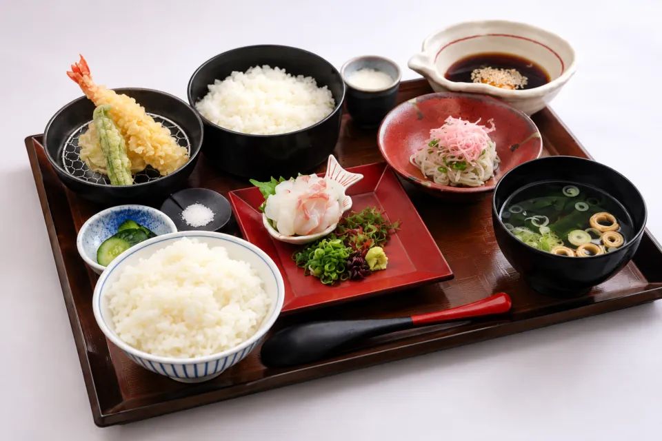 松山鯛めし 秋嘉 本店の刺身と卵だれを合わせる宇和島鯛めしの御膳