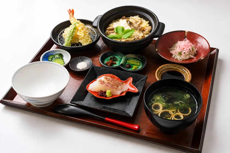 松山鯛めし 秋嘉 本店の土鍋の松山鯛めしと副菜の御膳