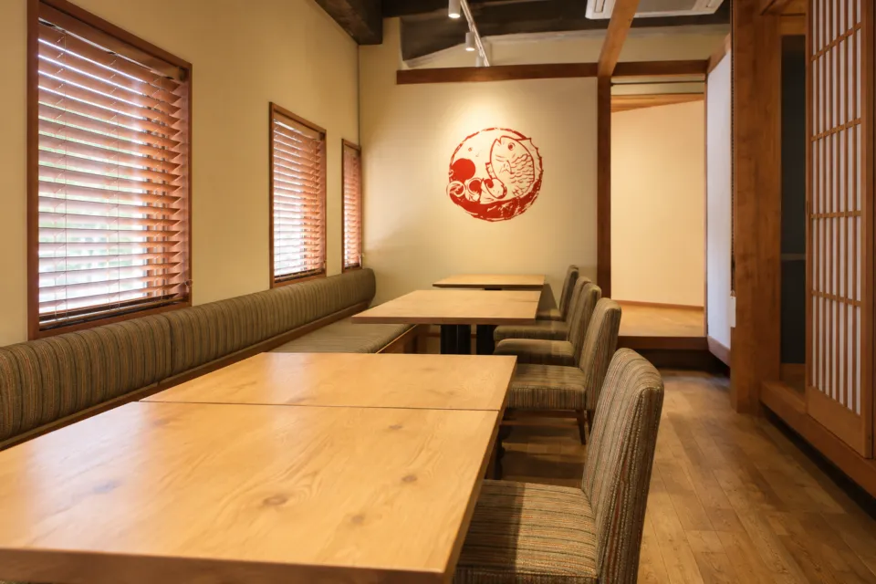 松山鯛めし 秋嘉 本店の木のテーブルとベンチが並ぶ上階の席