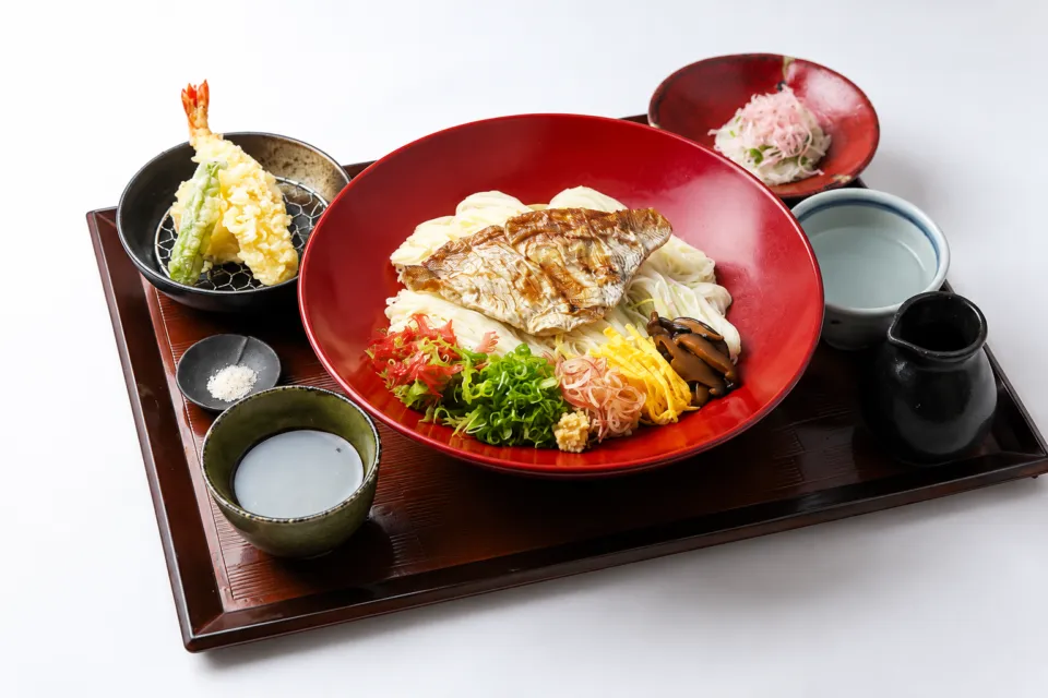 松山鯛めし 秋嘉 本店の鯛そうめんと副菜の御膳