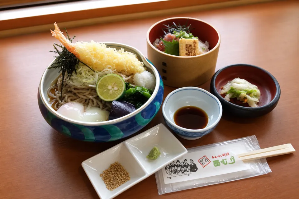 みちのく料理西むらの天ぷらそばとまぐろ小丼のランチセット
