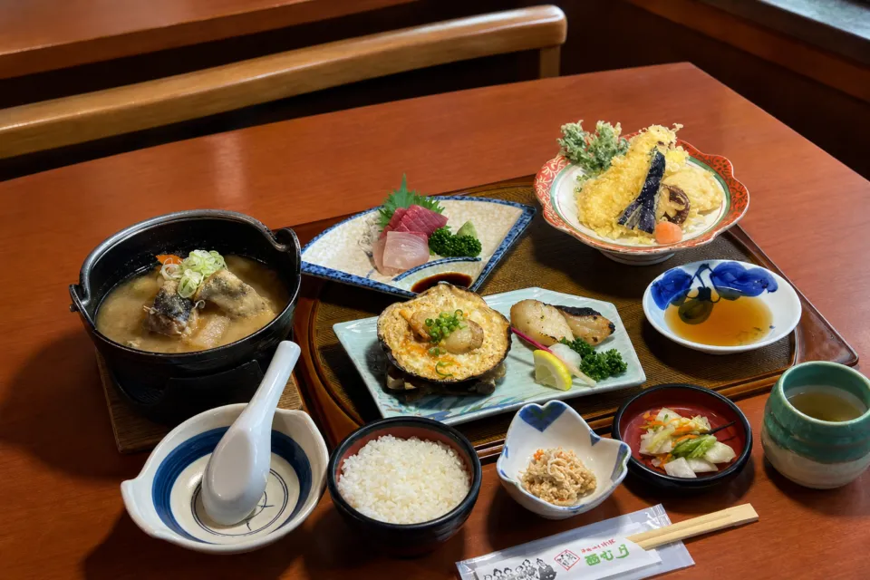 みちのく料理西むらの天ぷらや帆立貝焼き味噌を組み合わせた団体向け定食