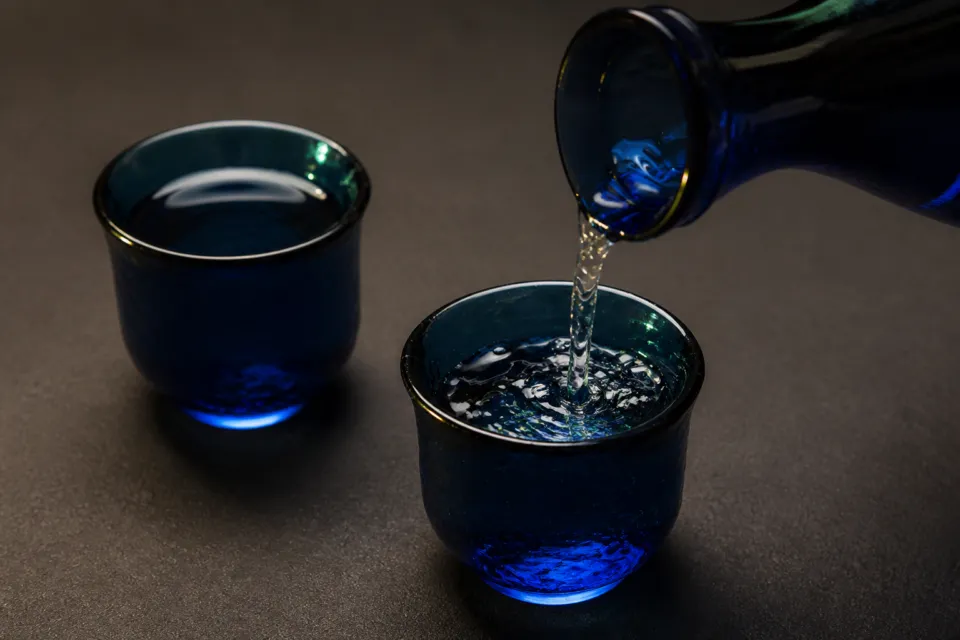 みちのく料理西むらの青い酒器へ注がれる青森の地酒