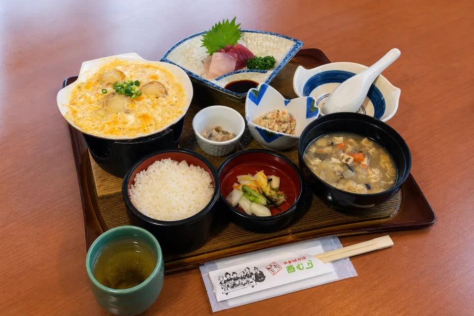 みちのく料理西むらの帆立貝焼き味噌や刺身を組み合わせた団体向け定食