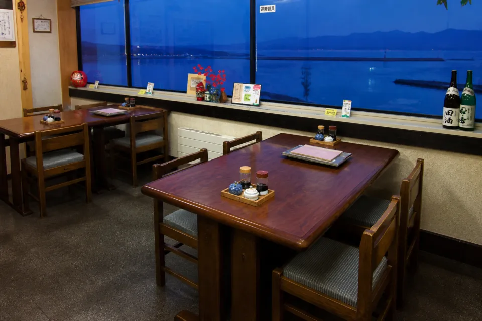 みちのく料理西むらの陸奥湾を望むテーブル席