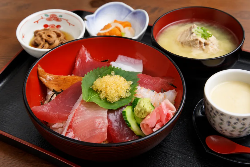 港の駅めいつの刺身を盛り込んだ海鮮丼定食