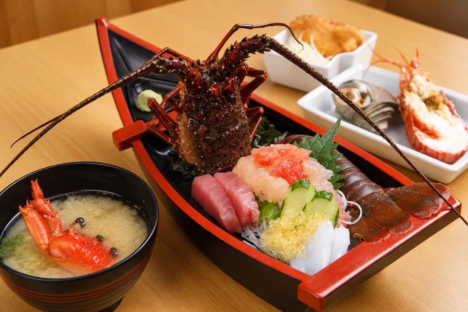 港の駅めいつの伊勢えび刺身と味噌汁の定食