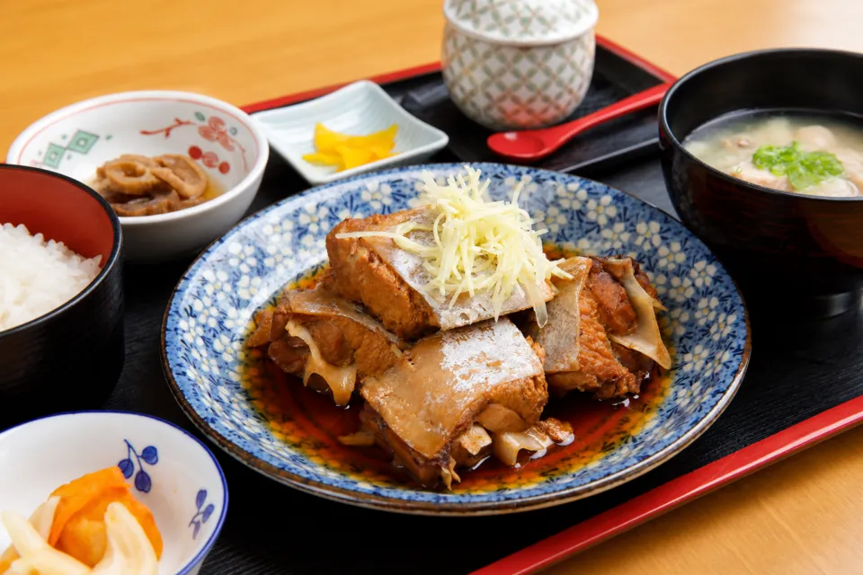港の駅めいつの魚のあら煮を中心にした定食
