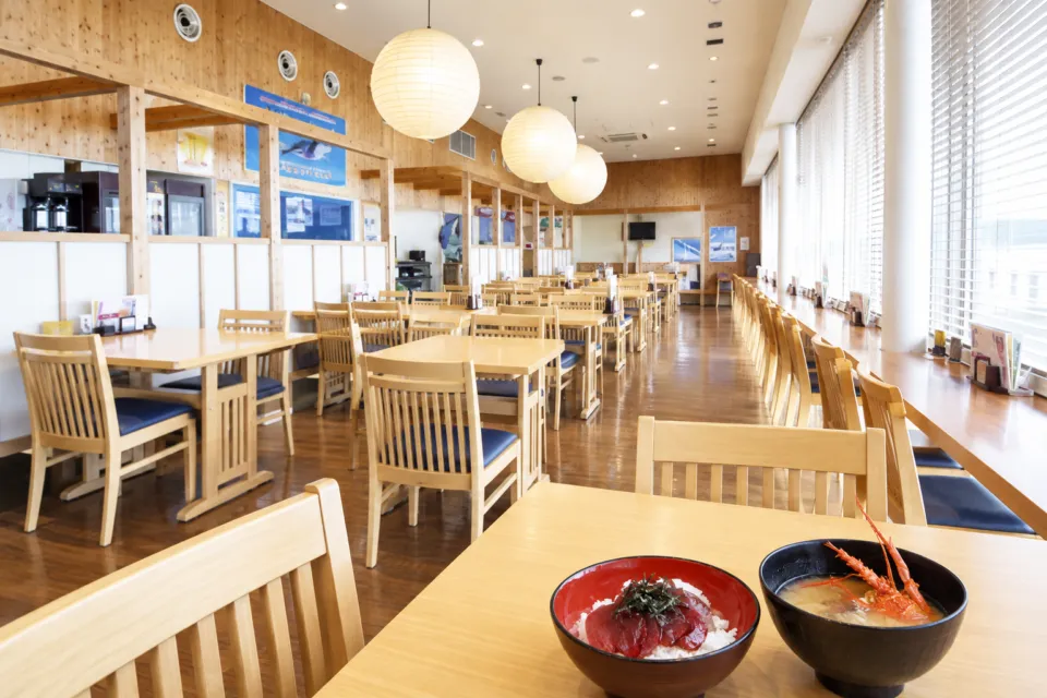 港の駅めいつの明るい店内と伊勢えびの味噌汁、かつお飯