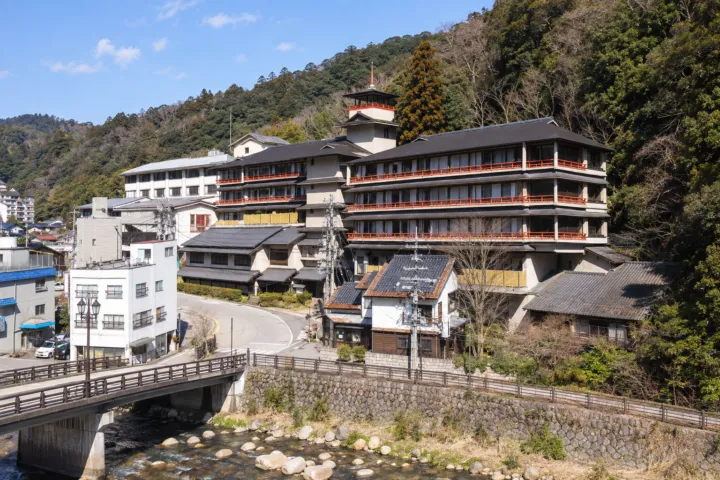 三朝薬師の湯 万翆楼の外観
