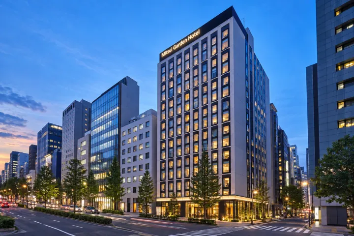 三井ガーデンホテル銀座五丁目の夕暮れの建物全景