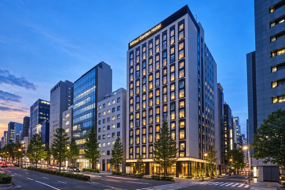 三井ガーデンホテル銀座五丁目の夕暮れの建物全景