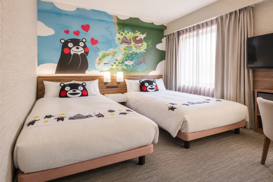 三井ガーデンホテル熊本のくまモンの壁画とベッド