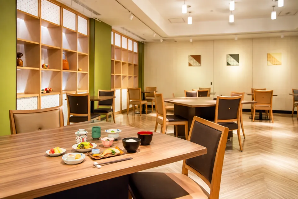 三井ガーデンホテル熊本の朝食を配膳したガーデンカフェ