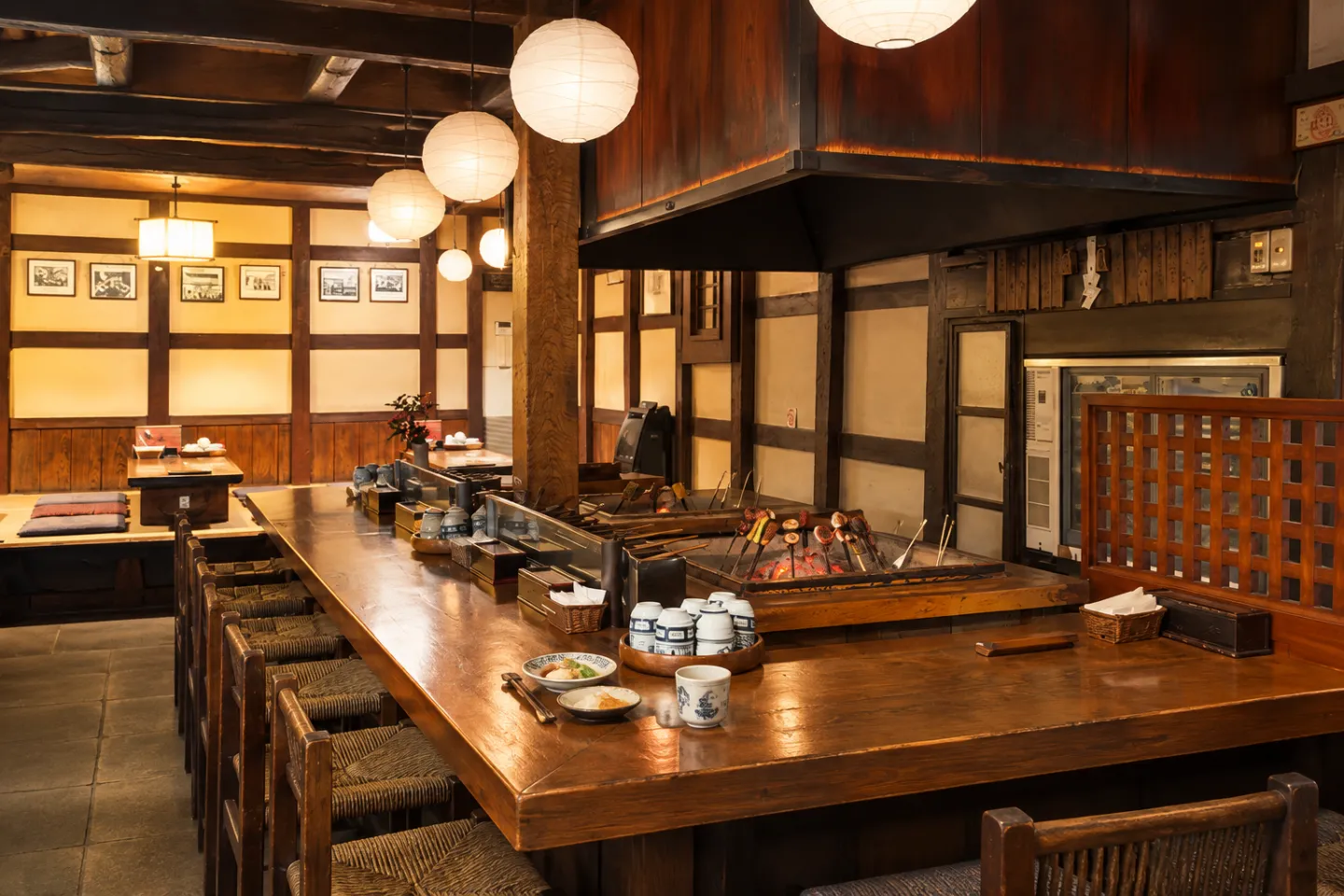 満田屋の囲炉裏を囲む店内