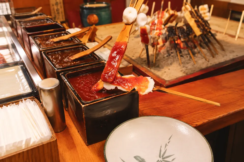 満田屋の囲炉裏で味噌田楽を焼く様子