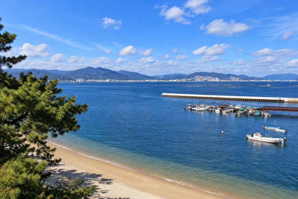 宮島シーサイドホテルの松越しに望む瀬戸内海