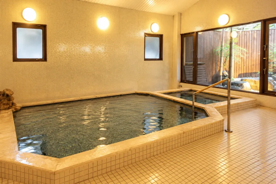 宮島シーサイドホテルの窓沿いに広がる内湯