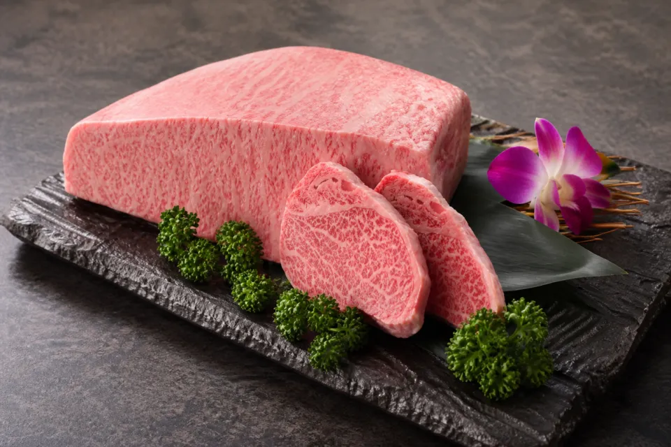 宮崎 一ツ葉ミヤチクの霜降り宮崎牛を盛り付けたディナーの食材