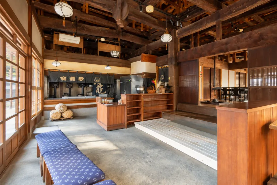 瑞穂蔵の土間とかまどのある店内