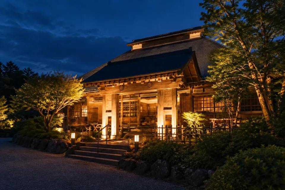 瑞穂蔵の夜の正面入口と屋根
