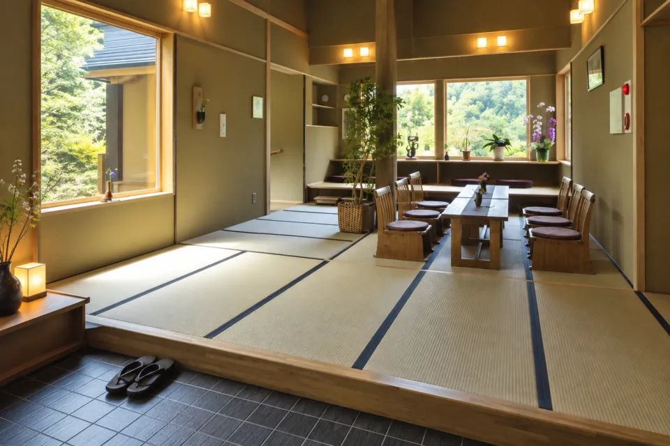 森の旅亭 びえいの玄関から続くロビーのテーブルと椅子
