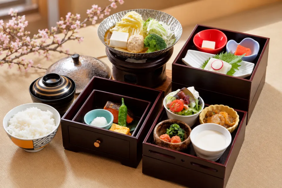 森の旅亭 びえいの小鉢と鍋を配した朝食膳の一例