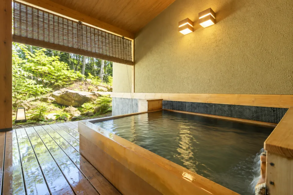森の旅亭 びえいの離れ棟客室の木の露天風呂