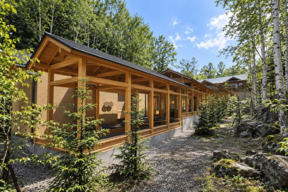 森の旅亭 びえいの高低差をつなぐ屋根付きの渡り廊下