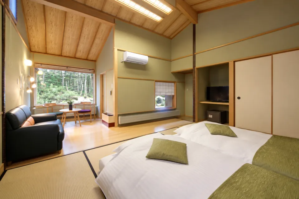 森の旅亭 びえいの離れ棟101号室の畳とロータイプベッド