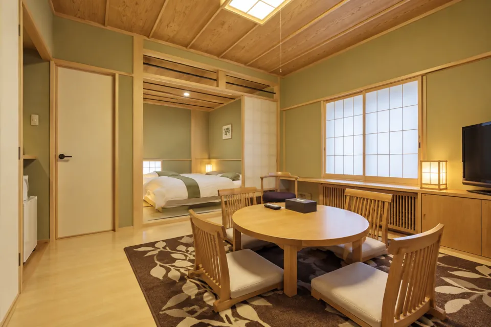 森の旅亭 びえいの本館和洋室の畳とベッドスペース