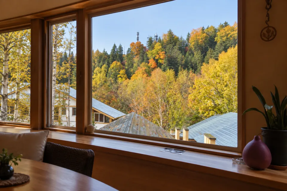 森の旅亭 びえいの展望サロンの窓から眺める紅葉