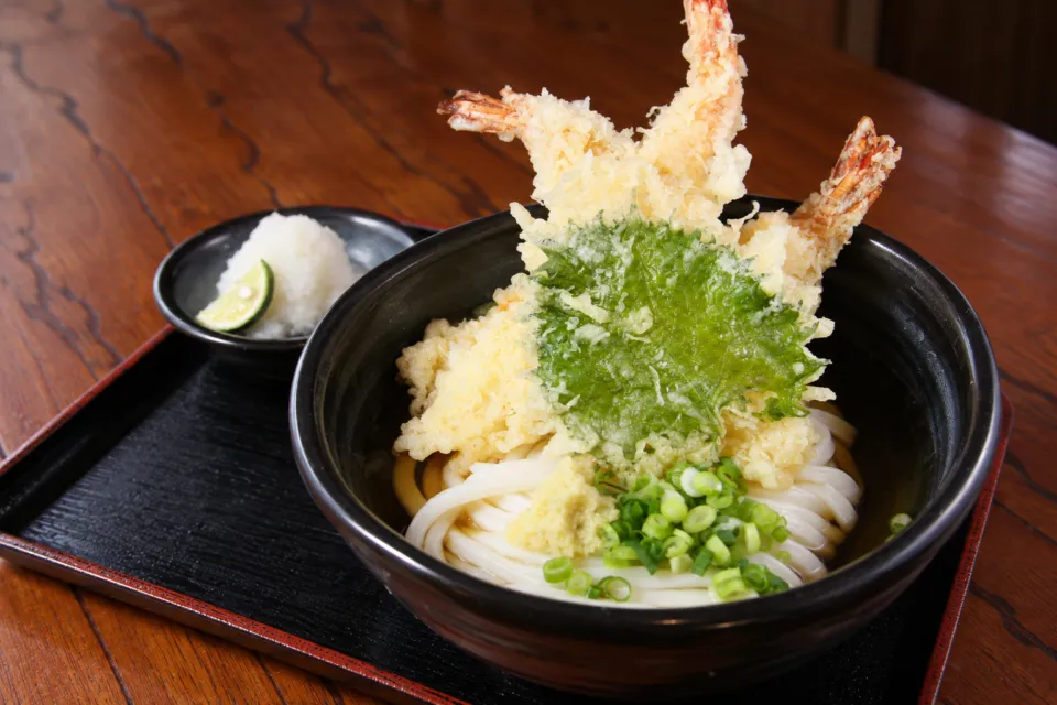 本格手打もり家高松本店の三本の海老天を載せたぶっかけうどん