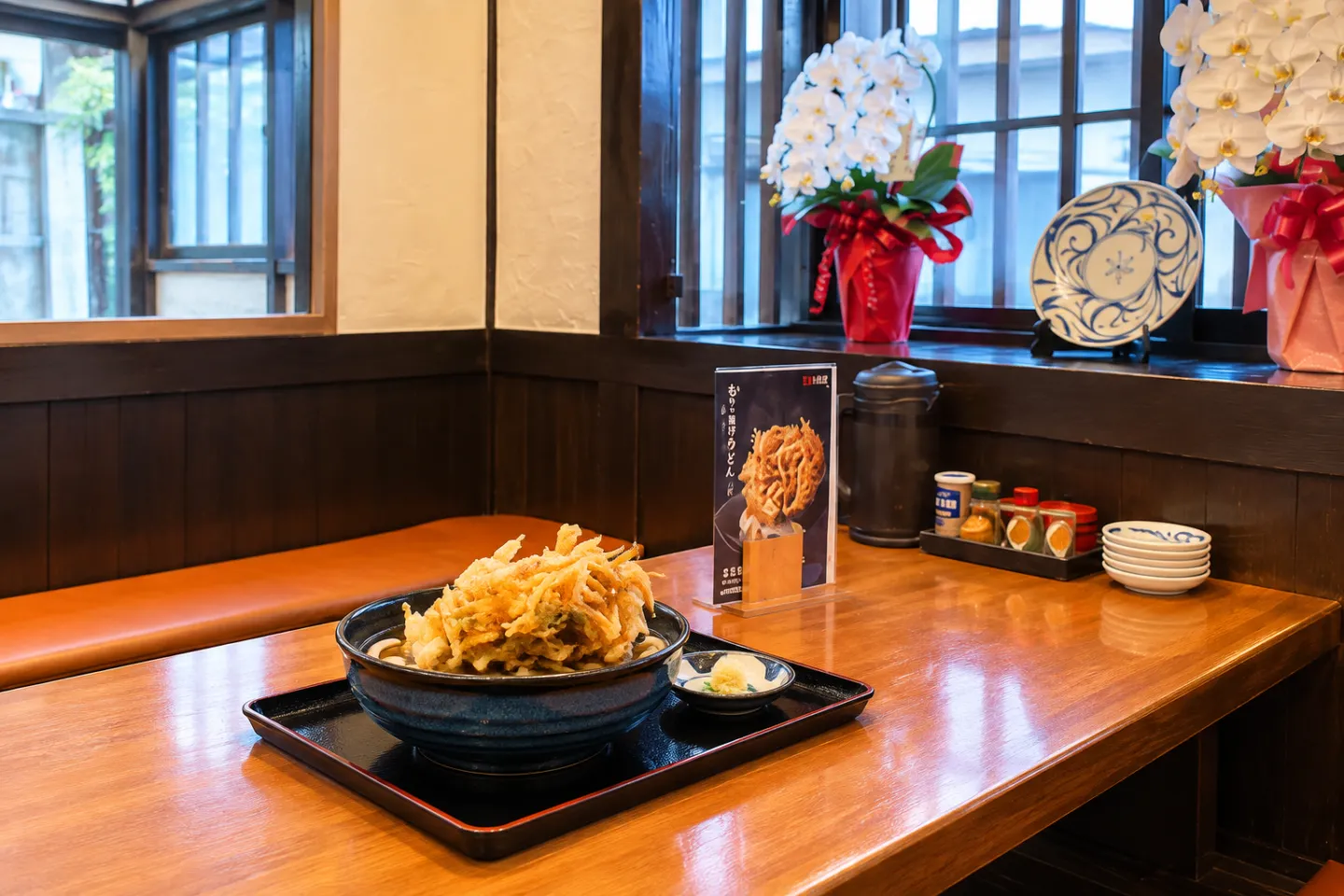 本格手打もり家高松本店の窓際の店内と大きなかき揚げの料理