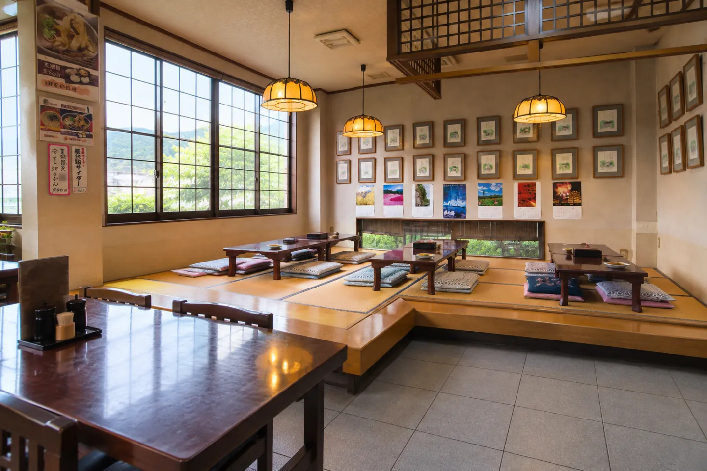 長瀞屋の座敷席が並ぶ店内