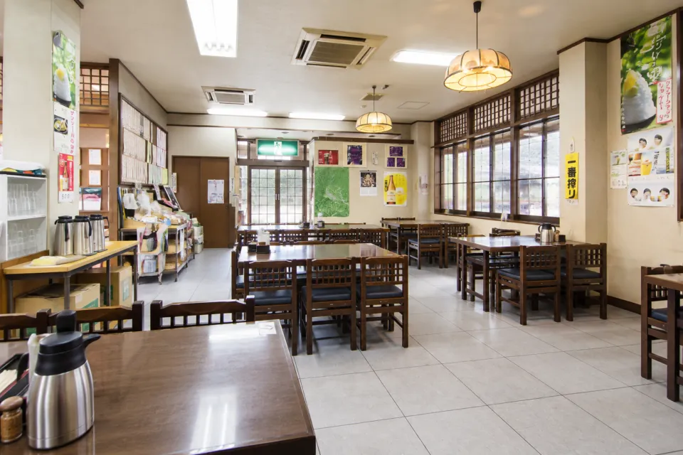 長瀞屋のテーブル席が並ぶ店内