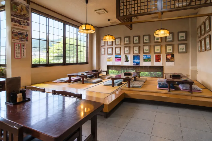 長瀞屋の座敷席が並ぶ店内
